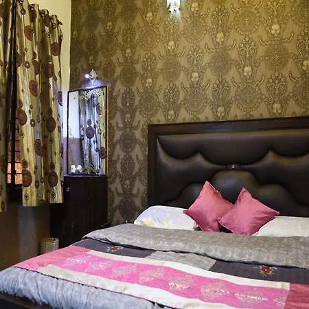Lucky Restaurant & Guest House Near Taj Mahal-2